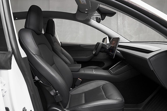 Tesla Model Y 28 of 30