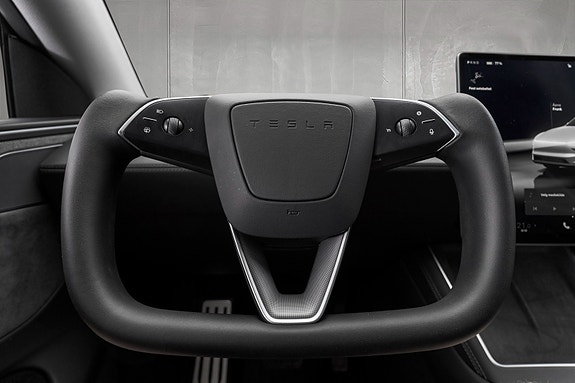 Tesla Model Y 16 of 30