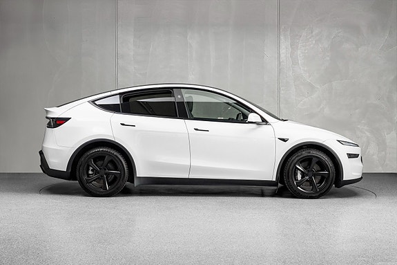 Tesla Model Y 11 of 30