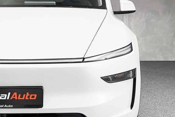 Tesla Model Y 14 of 30