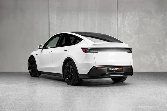 Tesla Model Y 6 of 30
