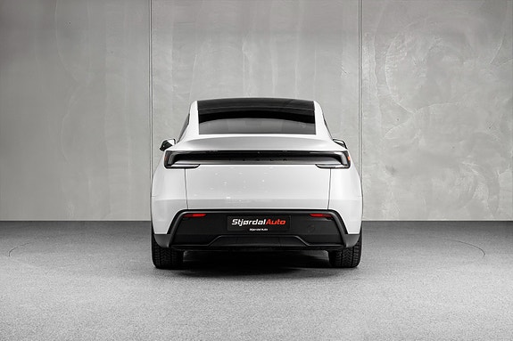 Tesla Model Y 7 of 30