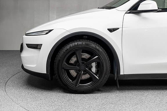 Tesla Model Y 5 of 30