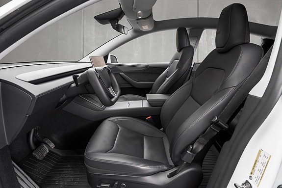 Tesla Model Y 15 of 30