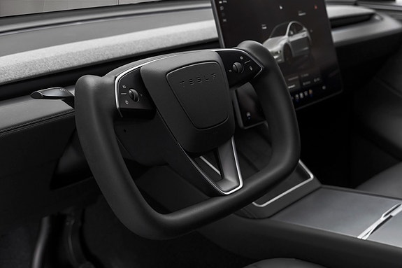 Tesla Model Y 22 of 30