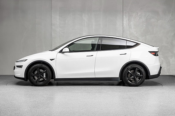 Tesla Model Y 4 of 30