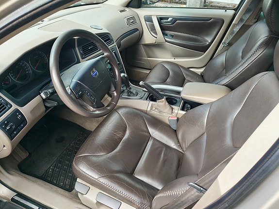 Volvo XC70 3 of 5