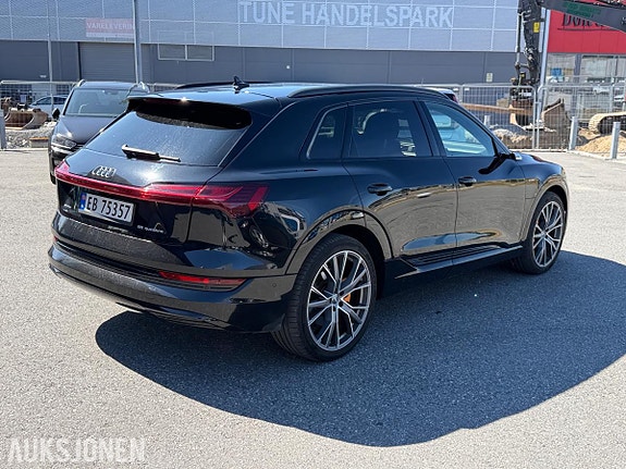 Audi e-tron 4 of 5
