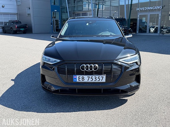 Audi e-tron 3 of 5