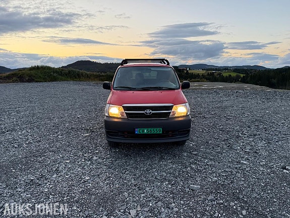 Toyota HiAce 2 of 5