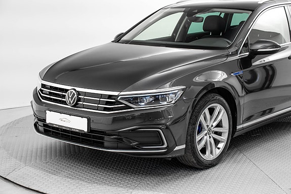 Volkswagen Passat 2 of 5