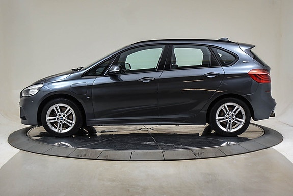 BMW 225xe 2 of 5