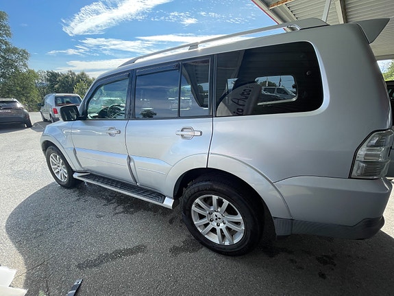 Mitsubishi Pajero 6 of 18