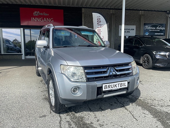Mitsubishi Pajero 2 of 18