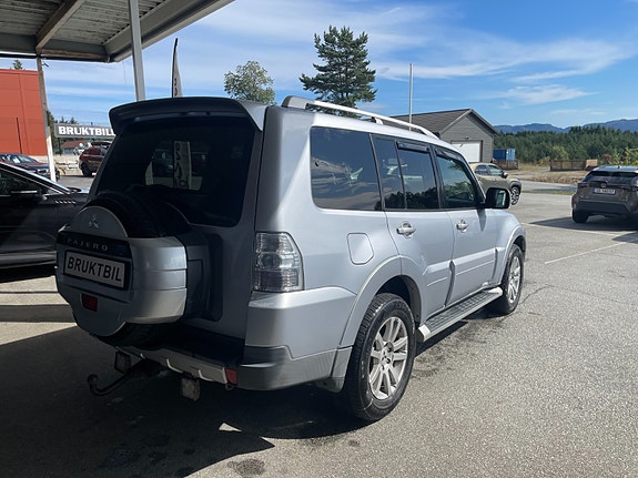 Mitsubishi Pajero 4 of 18