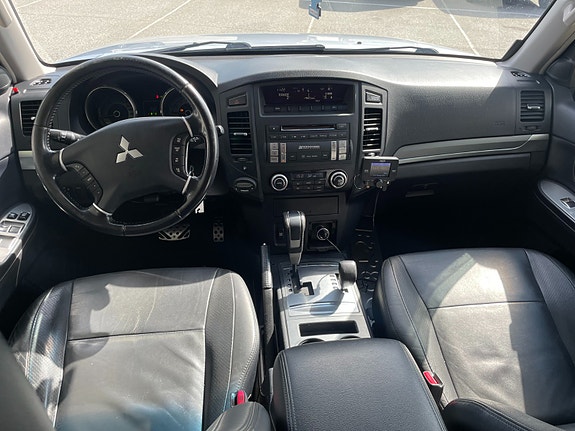 Mitsubishi Pajero 9 of 18