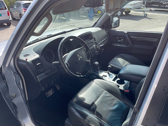 Mitsubishi Pajero 16 of 18