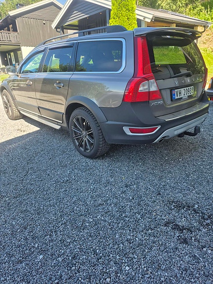 Volvo XC70 2 of 5