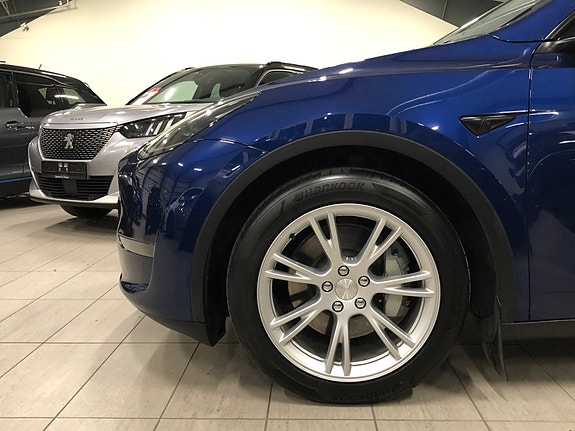 Tesla Model Y 5 of 30