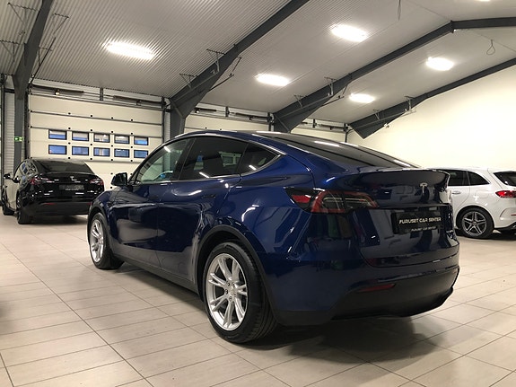 Tesla Model Y 8 of 30