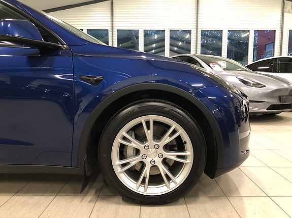 Tesla Model Y 18 of 30