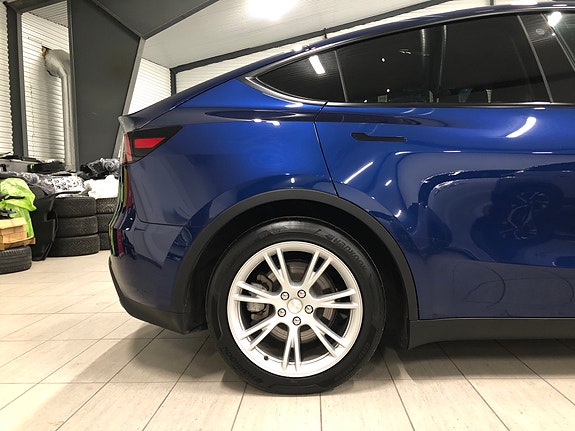 Tesla Model Y 16 of 30