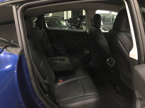 Tesla Model Y 28 of 30