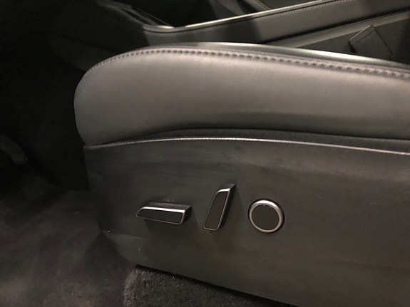 Tesla Model Y 22 of 30