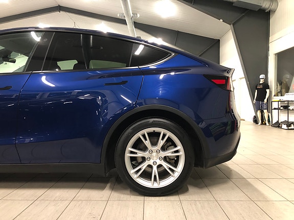 Tesla Model Y 9 of 30