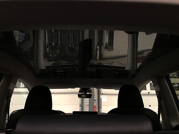 Tesla Model Y 26 of 30