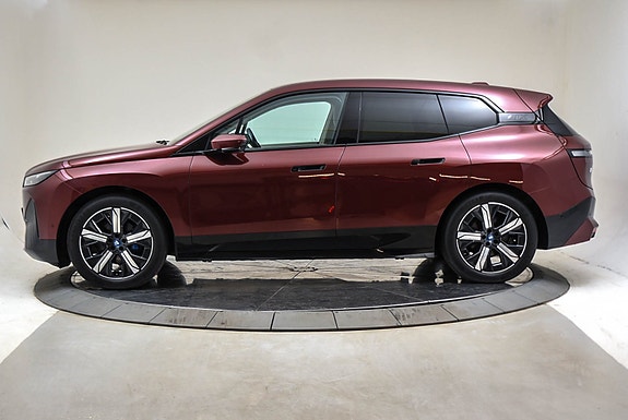 BMW iX 2 of 5