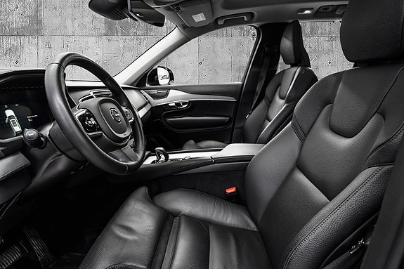 Volvo XC90 10 of 30