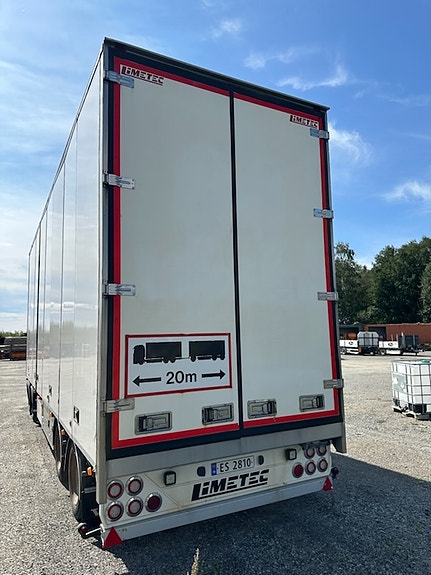 Limetec henger bygget for trelast! Her har du en gigantisk volumhenger med innvendig høyde på 330 cm innvendig lengde 940 cm . Hengeren er EU godkjent og i orden. Selges for kunde. 4 of 8