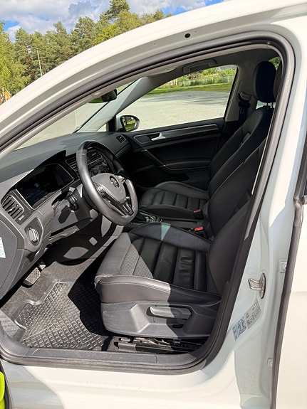 Volkswagen e-Golf VII 10 of 16