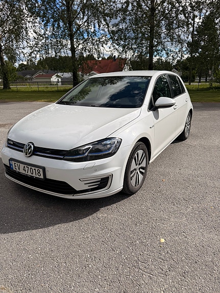 Volkswagen e-Golf VII 2 of 16