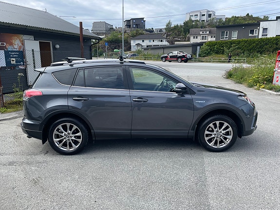 Toyota RAV4 4 of 5
