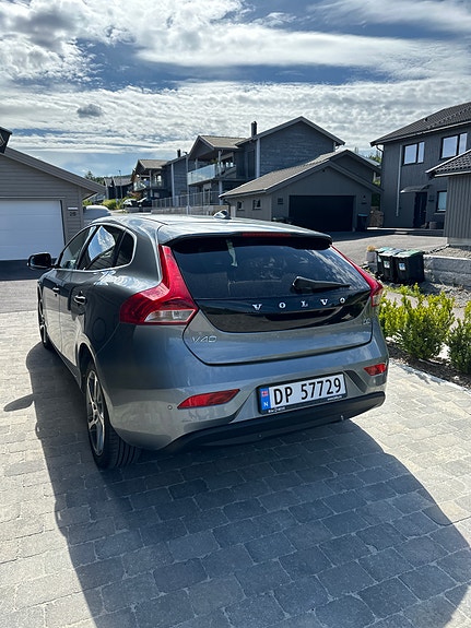Volvo V40 2 of 11