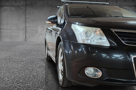 Toyota Avensis 2 of 5