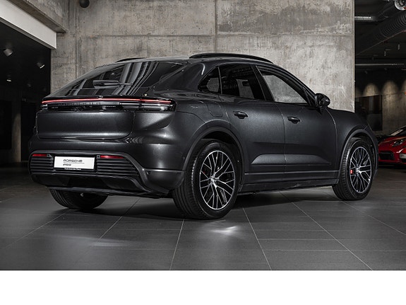 Porsche Macan 3 of 5