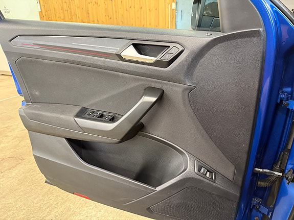 Volkswagen T-Roc 21 of 24
