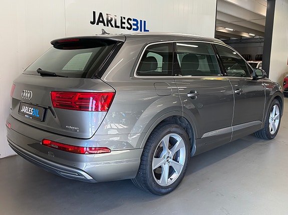Audi Q7 3 of 5