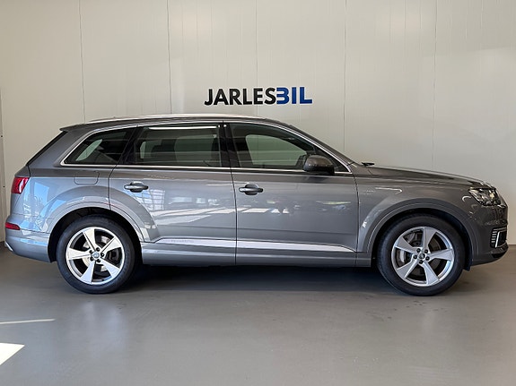 Audi Q7 2 of 5