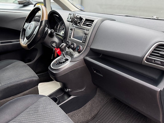 Toyota Verso-S 14 of 30