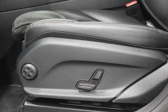 Mercedes-Benz GLC300 e 18 of 27