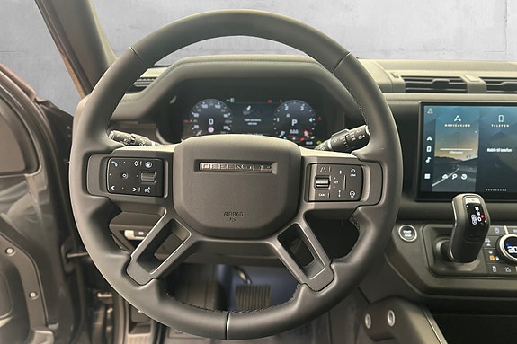 Land Rover Defender 110 16 of 30