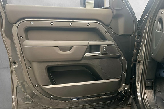 Land Rover Defender 110 14 of 30
