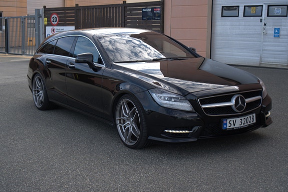 Mercedes-Benz CLS350 2 of 5