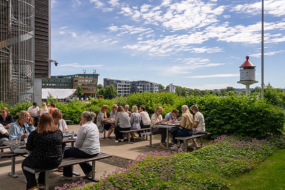 Blant annet kan du nyte lunsjen utendørs og trene i arbeidstiden. Vi praktiserer også fleksibel arbeidstid.