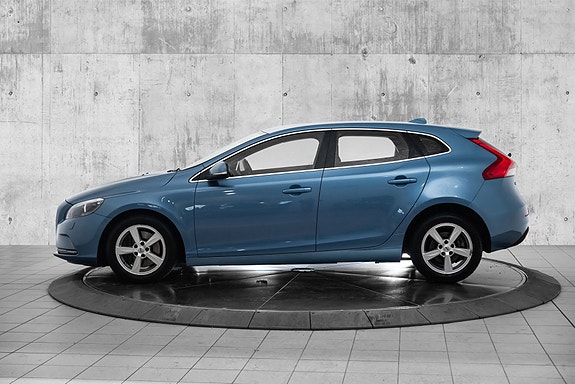Volvo V40 2 of 26