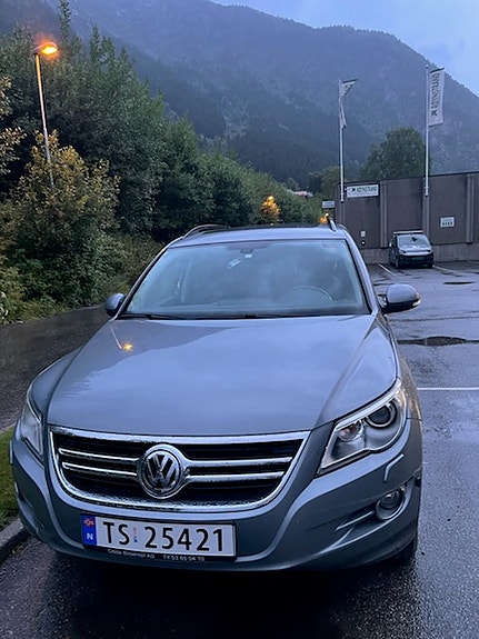 Volkswagen Tiguan 2 of 5